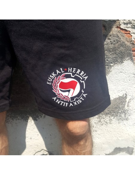 Bermuda Euskal Herreria Antifaxista con laurel